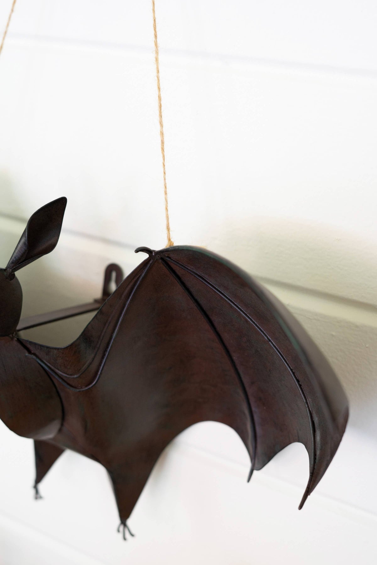PAINTED METAL BAT DOOR HALLOWEEN DOOR HANGER