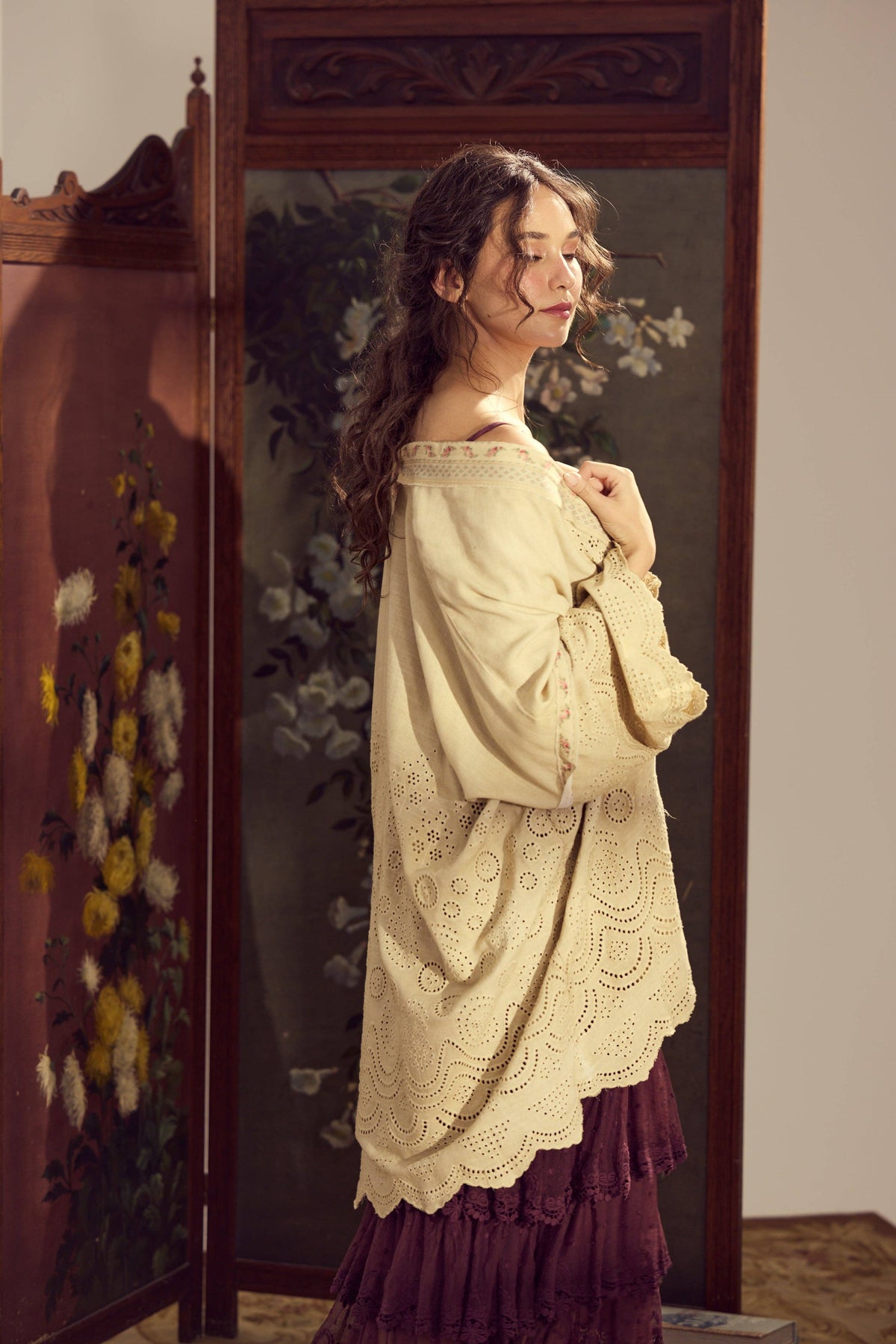 Columbine Linen + Cotton lace Kimono. Colour Stone with floral Petite de Fleurs fabric edging.